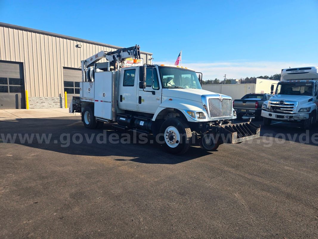 2007 International Utility Body (w/ Crane)