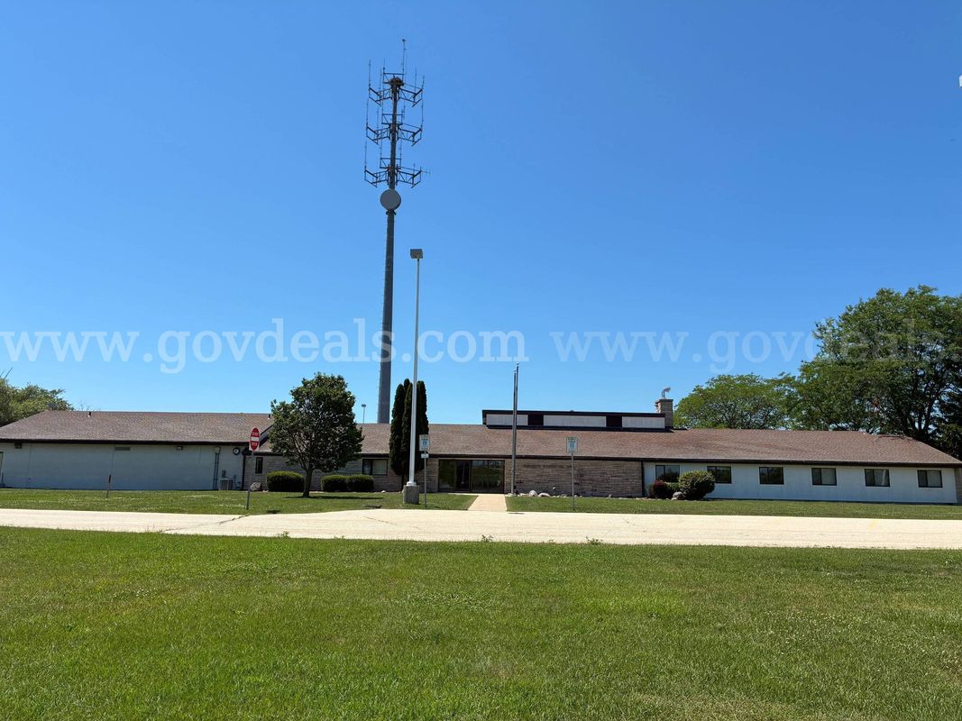 Former State Patrol Building in Fond du lac, WI on 4.292 Acres