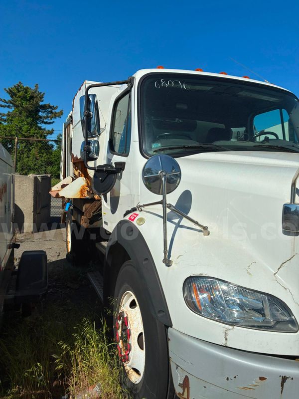 2014 Frieghtliner Street Sweeper - Runs On Natural Gas