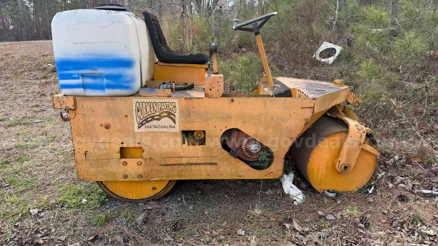 Ride-On Asphalt Static Smooth Drum Roller Machine w/ Honda Engine & Water Tank