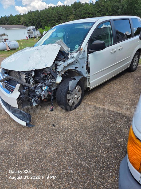 2012 Dodge Grand Caravan. WRECKED WE HAVE TITLE.