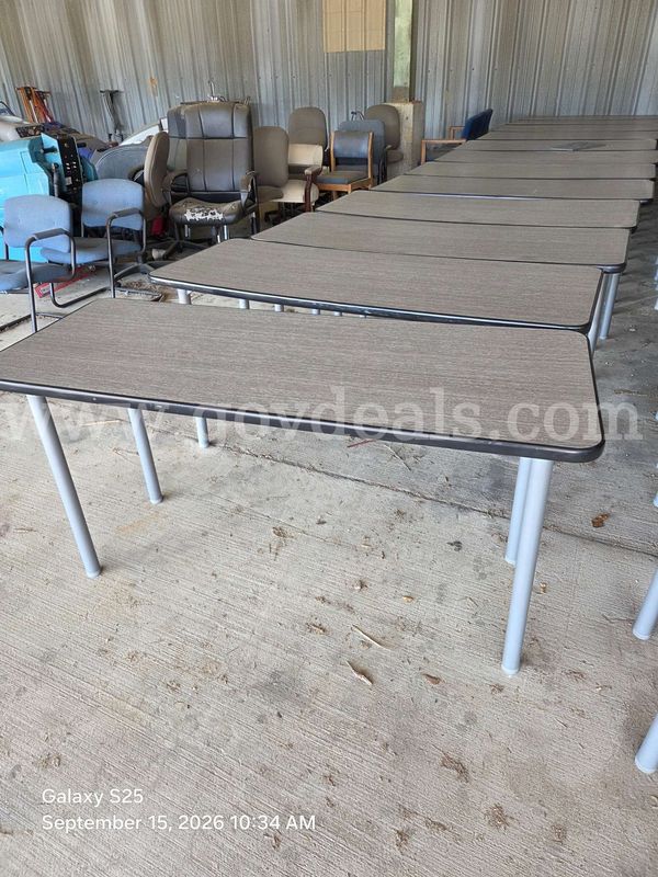 1 LOT OF 10 TABLES