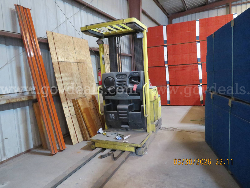 2005 Hyster R30XM-1 Narrow Aisle Forklift -Inoperable