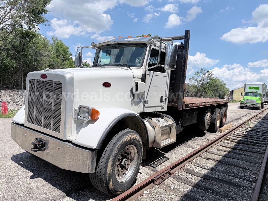 2014 Peterbilt 365 Tri/A Flatbed Truck