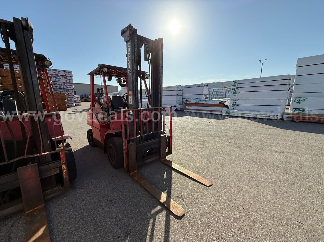 2005 Hyster H80XM Pneumatic Tire Forklift-Inoperable