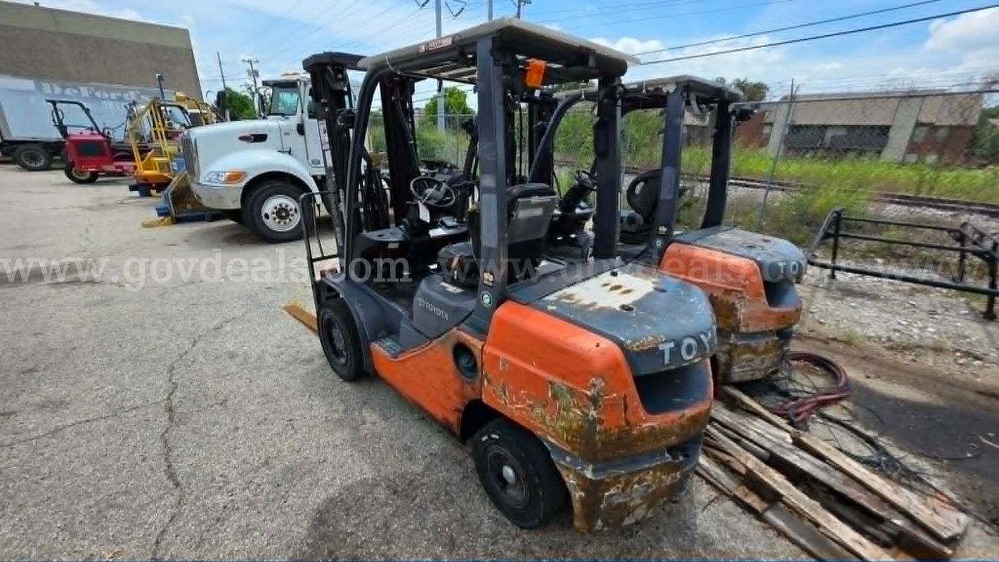 2017 Toyota 8FDU32 Pneumatic Tire Forklift-Inoperable