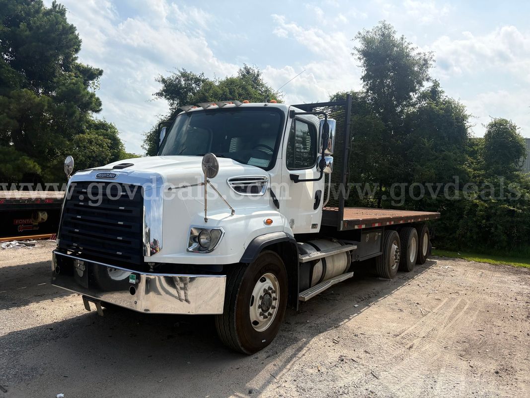 2015 Freightliner 114 SD Tri/A Flatbed Truck