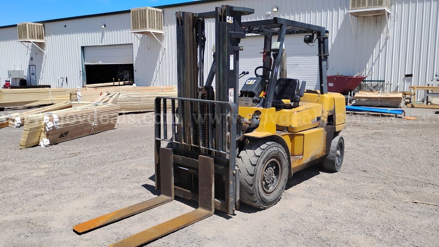 2005 Caterpillar DP40K Pneumatic Tire Forklift