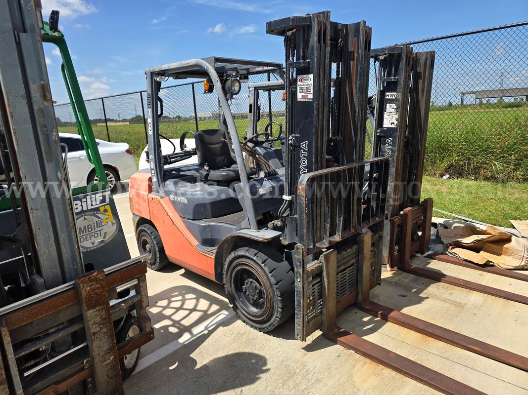 2013 Toyota 8FGU32 Pneumatic Tire Forklift-Inoperable