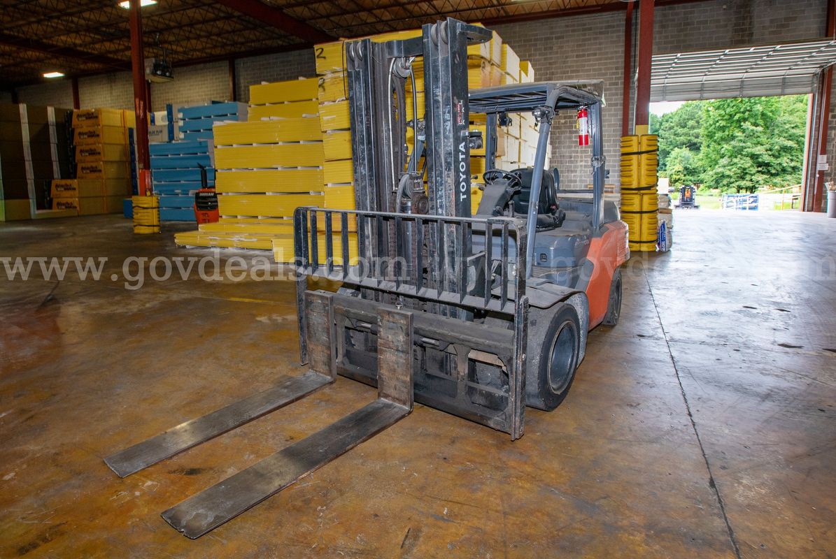 2016 Toyota 8FG35U Pneumatic Tire Forklift-Inoperable