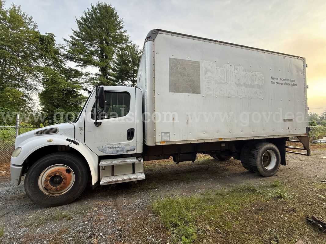 2004 Freightliner M2 106 S/A Box Truck