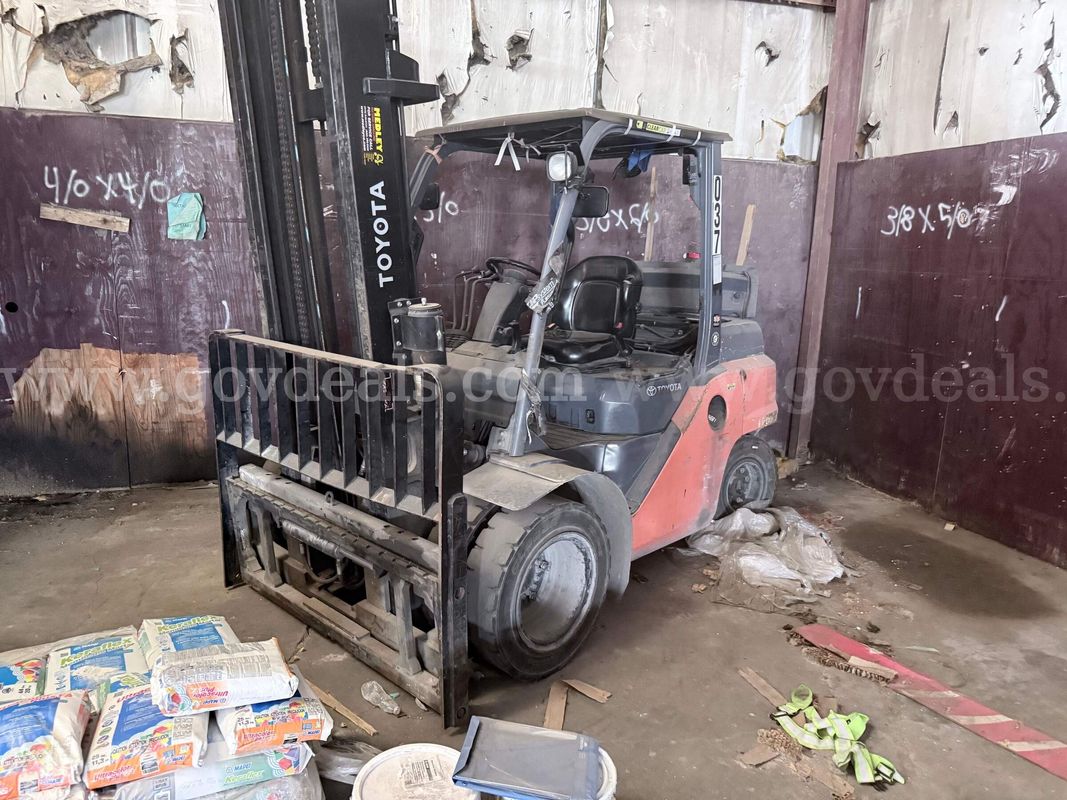 2014 Toyota 8FD35U Pneumatic Tire Forklift -Inoperable