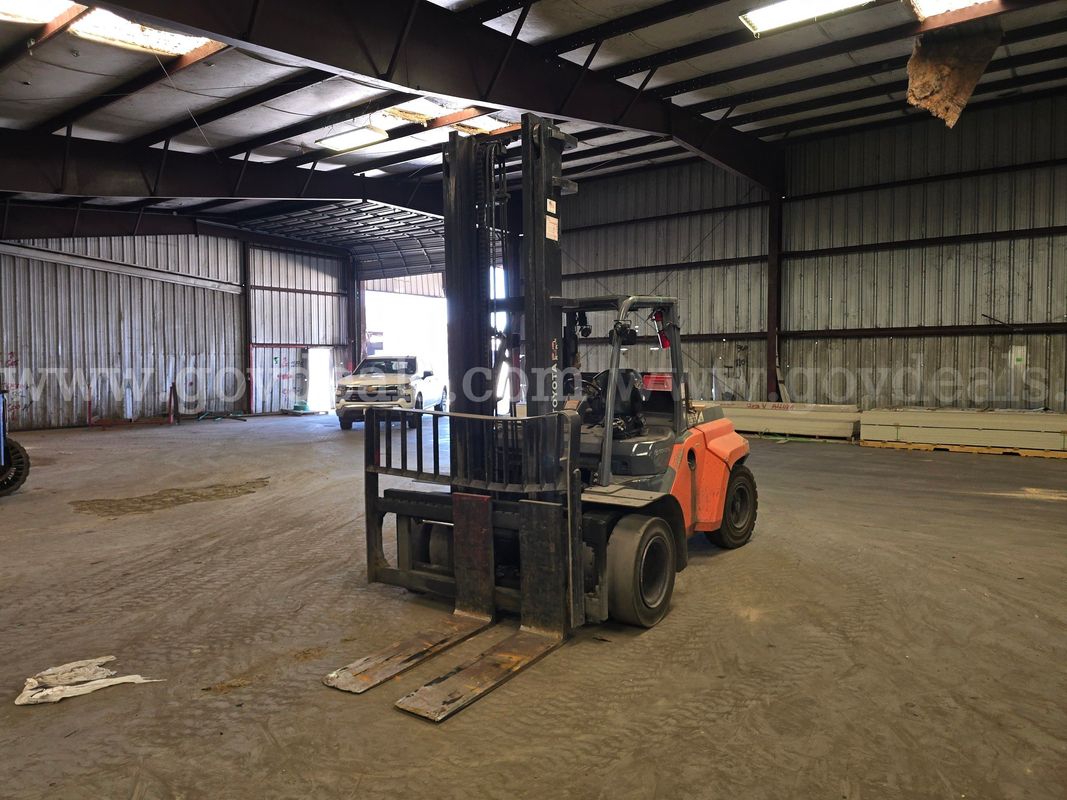 2014 Toyota 8FD70U Pneumatic Tire Forklift