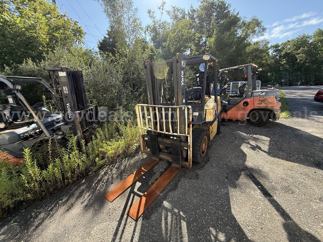 2003 Yale GLP080 Pneumatic Tire Forklift-Inoperable