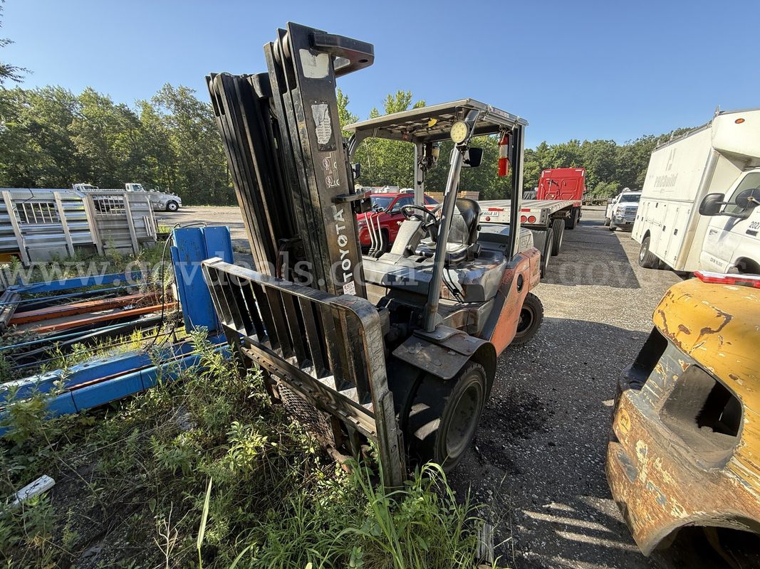 2015 Toyota 8FD35U Pneumatic Tire Forklift-Inoperable