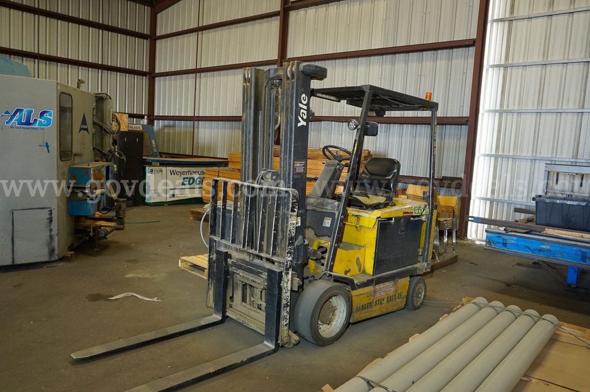 1999 Yale ERC060ZFN36SE088 Electric Pneumatic Tire Forklift-Inoperable