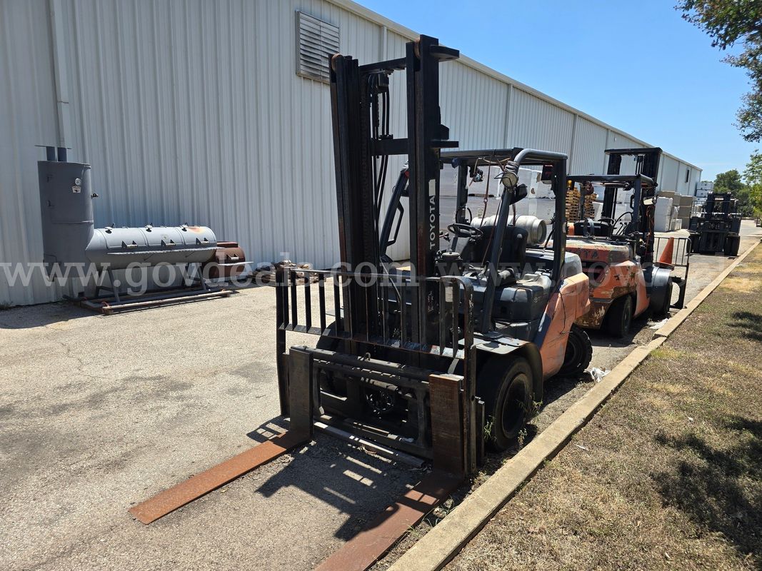 2015 Toyota 8FD40U Pneumatic Tire Forklift-Inoperable