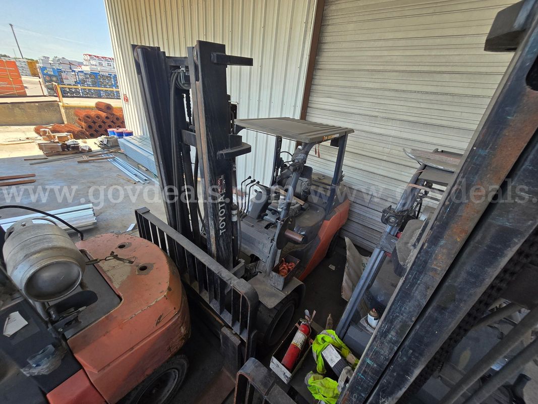 2017 Toyota 8FG40U Pneumatic Tire Forklift-Inoperable