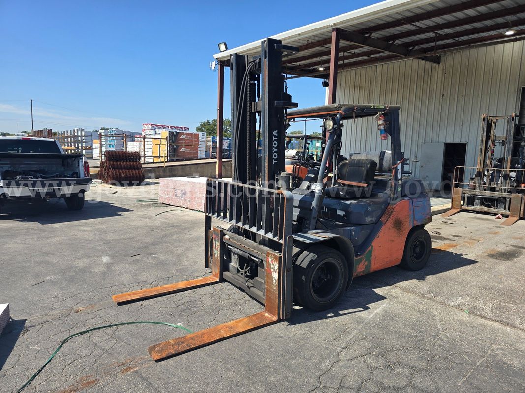 2014 Toyota 8FG35U Pneumatic Tire Forklift-Inoperable