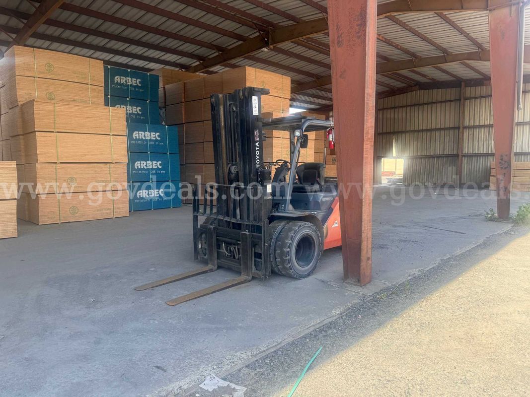 2014 Toyota 8FD45U Pneumatic Tire Forklift -Inoperable