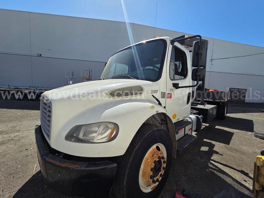 2014 Freightliner M2 106 S/A Flatbed Truck