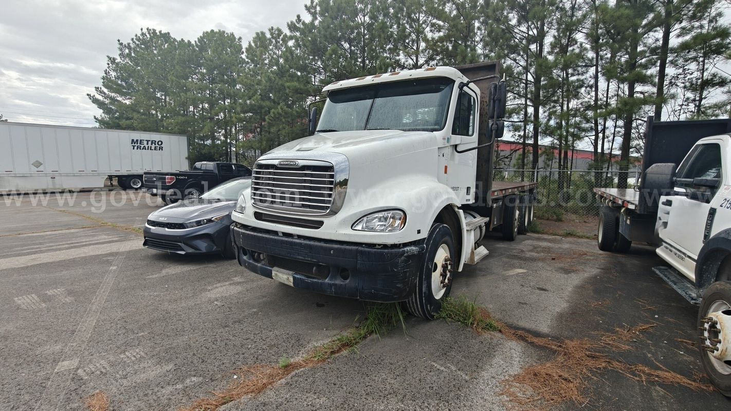 2005 Freightliner Columbia 112 Tri/A Flatbed Truck