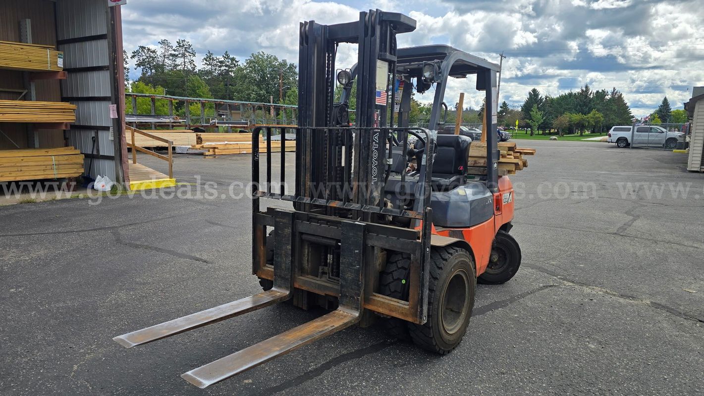 2005 Toyota 7FGU30 Pneumatic Tire Forklift