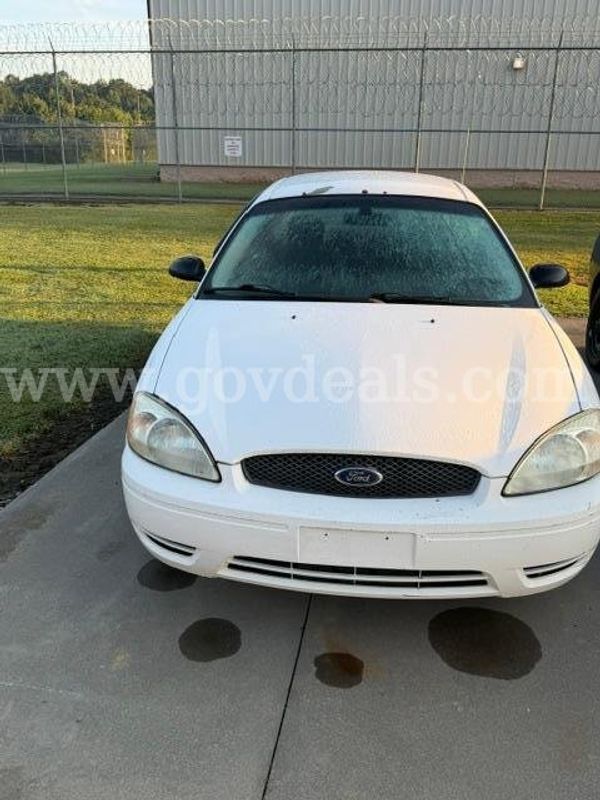 2005 Ford Taurus SEDAN 4-DR, 3.0L V6 OHV 12V FFV.