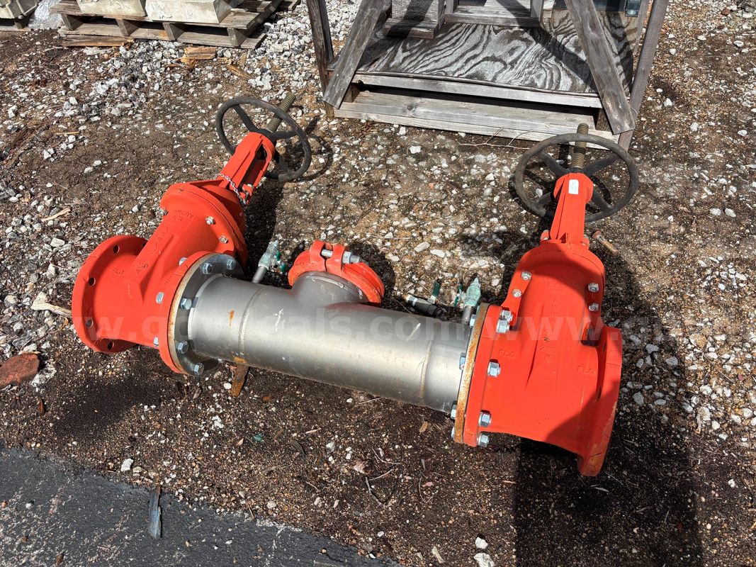 Flanged water distribution valve assembly
