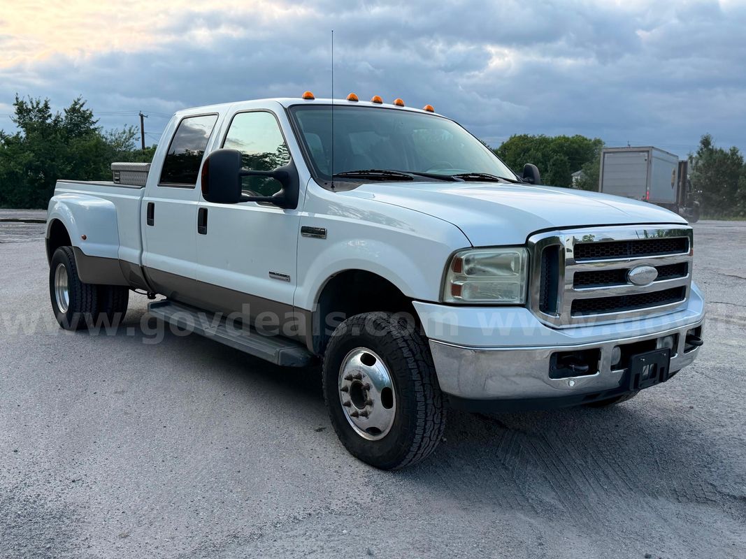 2006 Ford F-350 SD Lariat Crew Cab Long Bed 4WD DRW