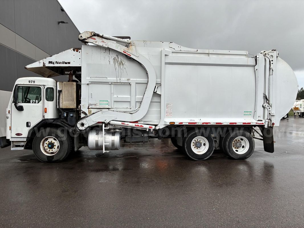 2015 Peterbilt 320
