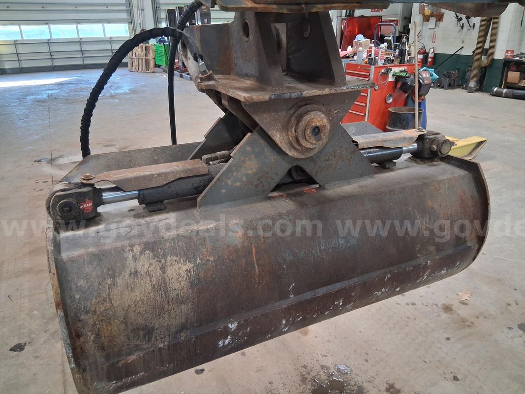 Backhoe tilting/grading bucket