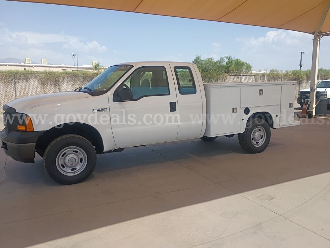 2005 Ford F250 Super Duty XL 4WD Utility Truck
