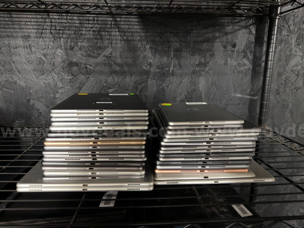 33 Apple iPads Air Gen 1 2 Pro Gen 1 iPad Gen 5 6 8 9 (16GB-128GB Storage) WIPED