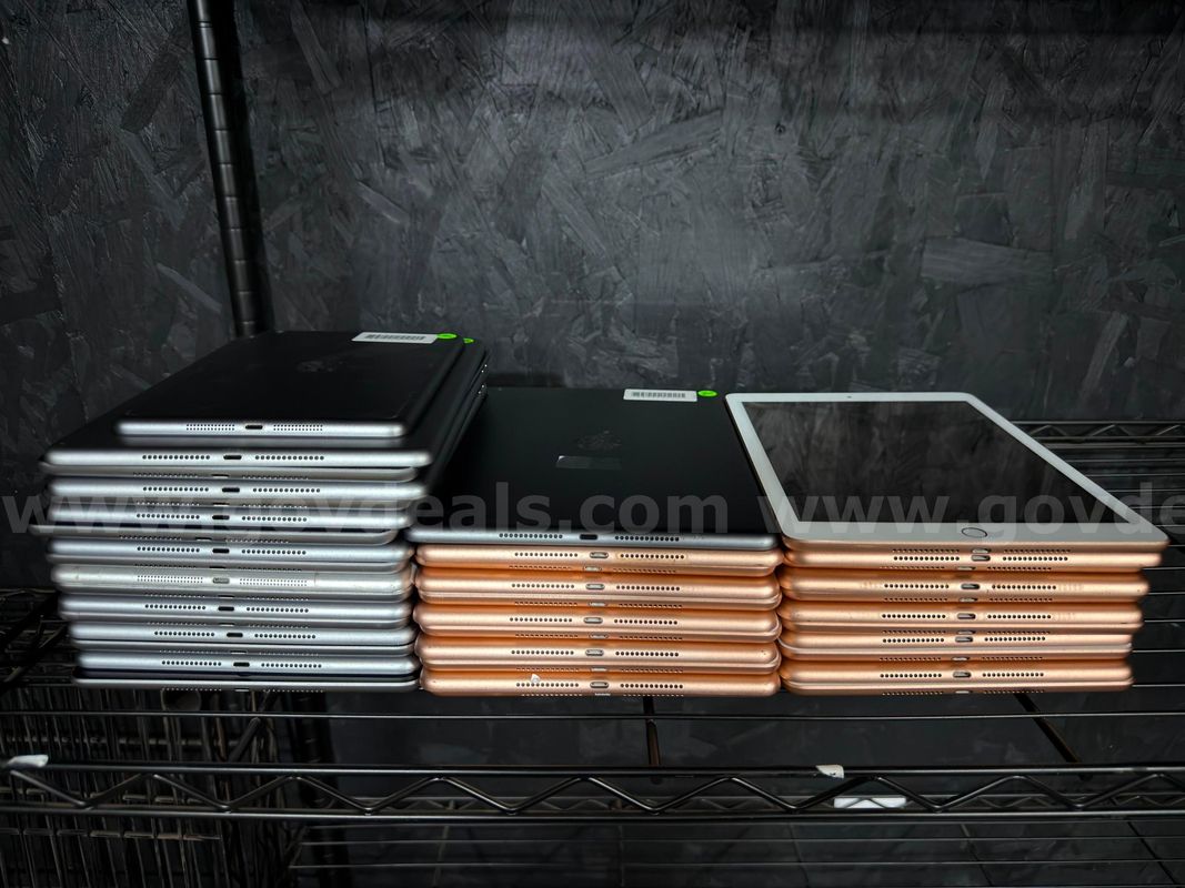 39 Apple iPads iPad 5th 6th 8th Gen Mini Gen 2 Air Gen 1 (16GB - 128GB Storage) WIPED