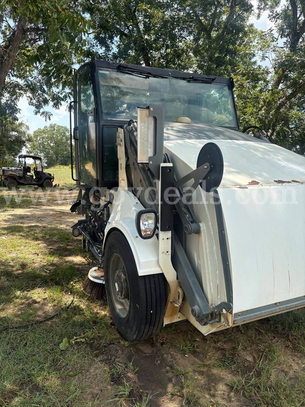 2010 ELGIN PELICAN NP STREET SWEEPER
