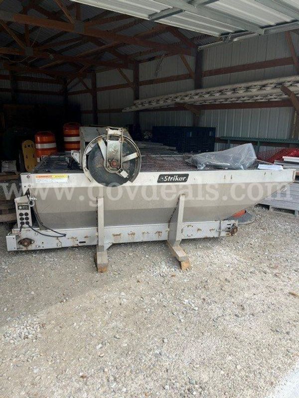 2016 Western Striker Hopper Spreader Salt.