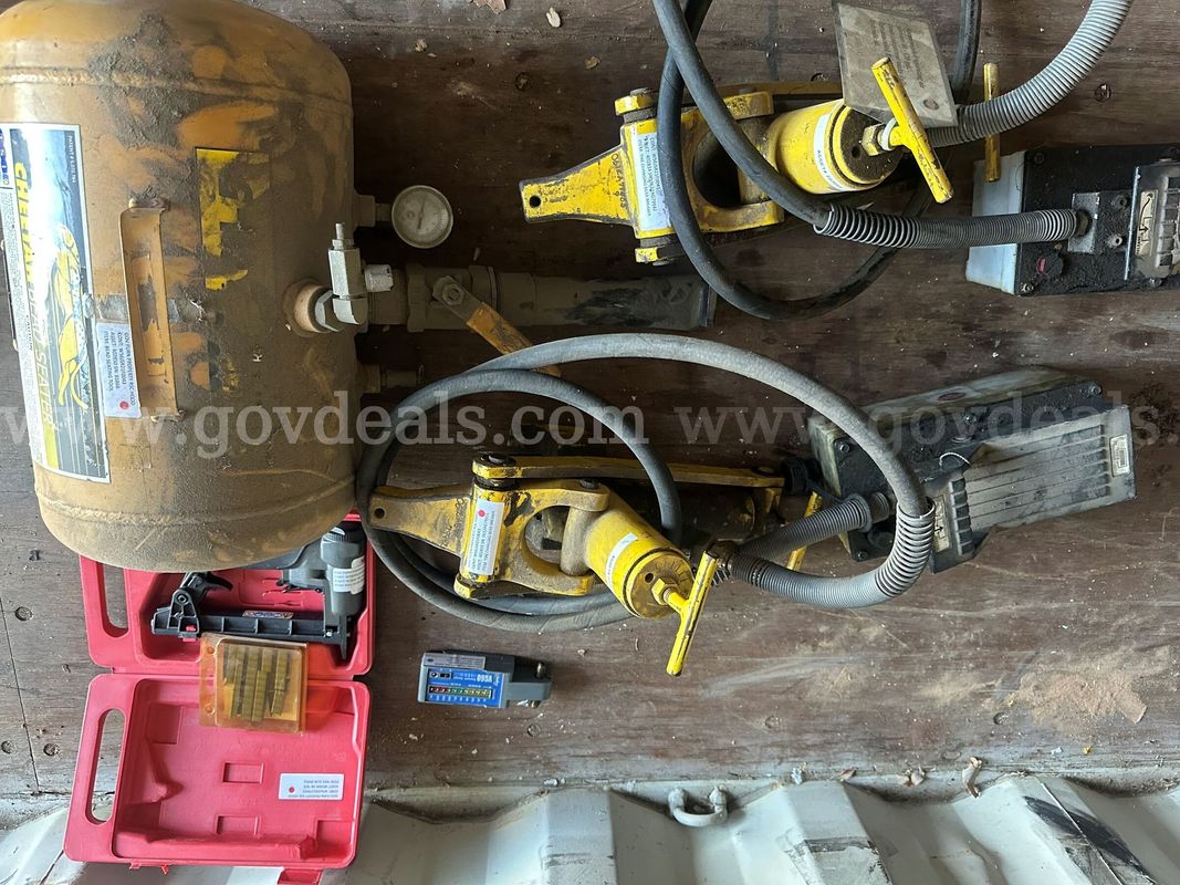 2 Extension Planks, 1 Bead Seating tool, 1 Nail Gun small, 2 Tire Changing Bead Breaker, 1 Vacuum Gauge