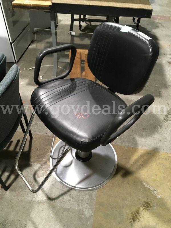 1x Black Rotating Barber Chair