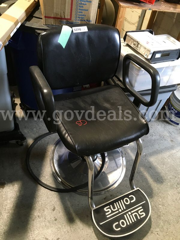 1x Black Rotating Barber Chair