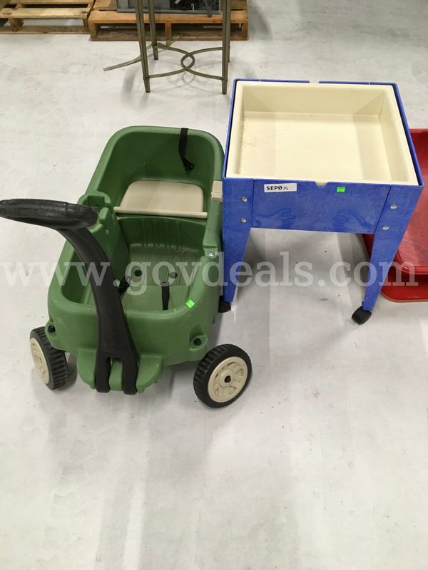 LOT - 1x Water/Sand Table & 1x Wagon