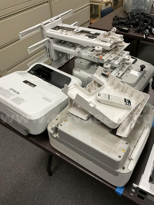 Lot of 3 Epson PowerLite 680 projectors
