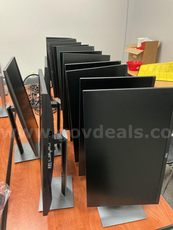 Lot of 15 Dell 24" Monitors