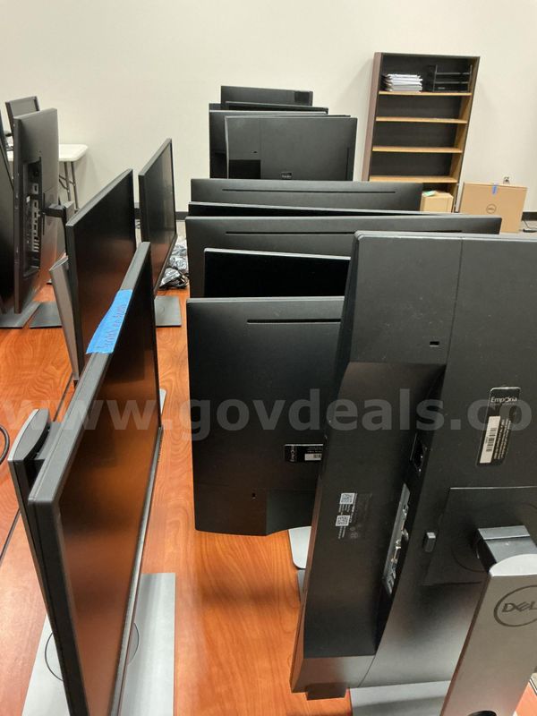 Lot of 15 Dell 24" Monitors