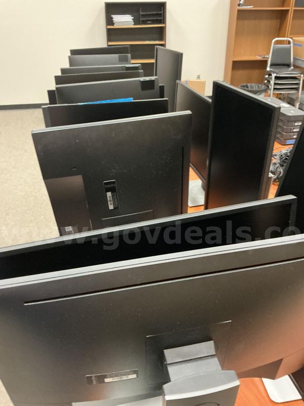 Lot of 14 Dell 24" Monitors