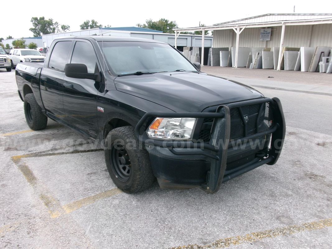2016 RAM 1500 4 x 4 Quad Cab !!