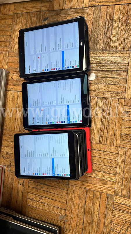 A lot of 25 mixed iPads