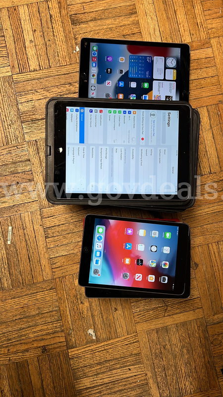 A lot of 32 mixed iPad some of them with SIM card