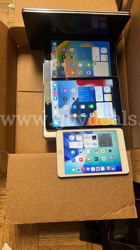 A lot of 32 mixed iPad with mixed GB storage