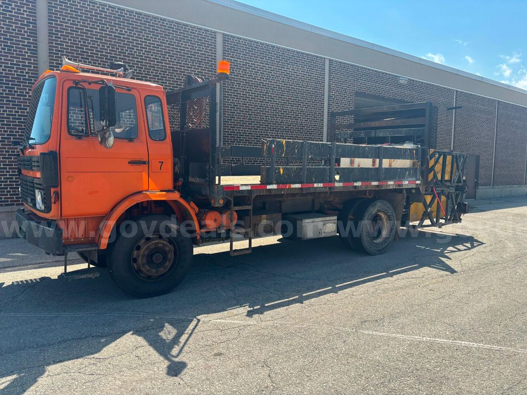 1989 Mack MS300P